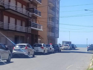 El edificio y el mar azul