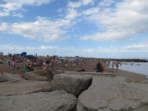 Gente disfrutando del mar, el sol y la arena vista hacia Chapadmalal