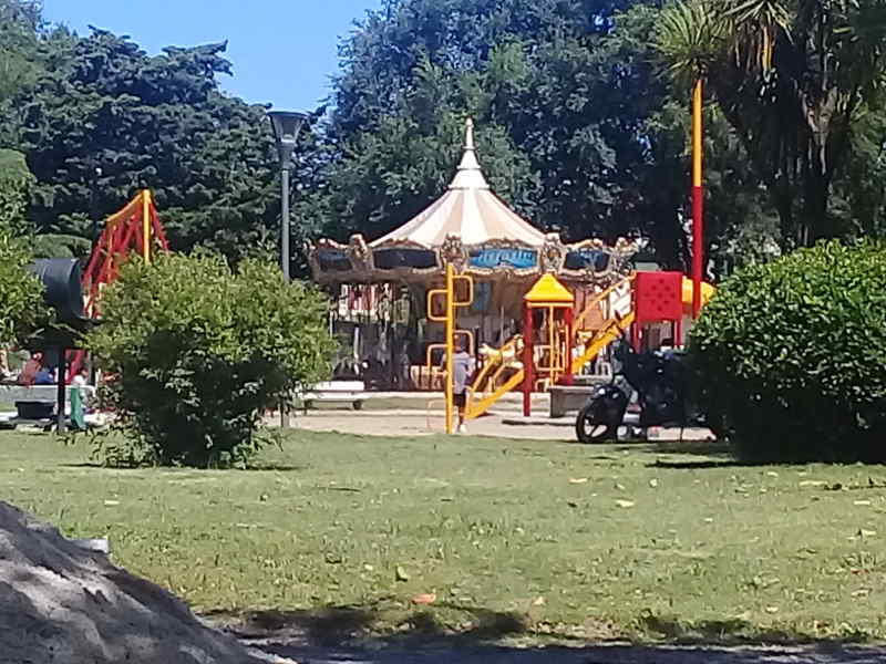 Plaza con juegos para chicos, entre calles 24, 26, 23 y 25.