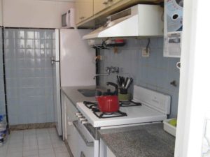 Cocina con horno, extractor, microondas, heladera con freezer