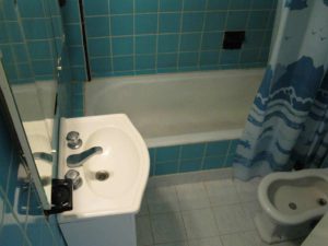 Baňo completo con baňadera, bidet, vanitory y espejo triptico