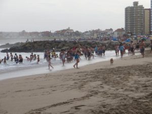 Turistas disfrutando del mar y de la playa en Miramar