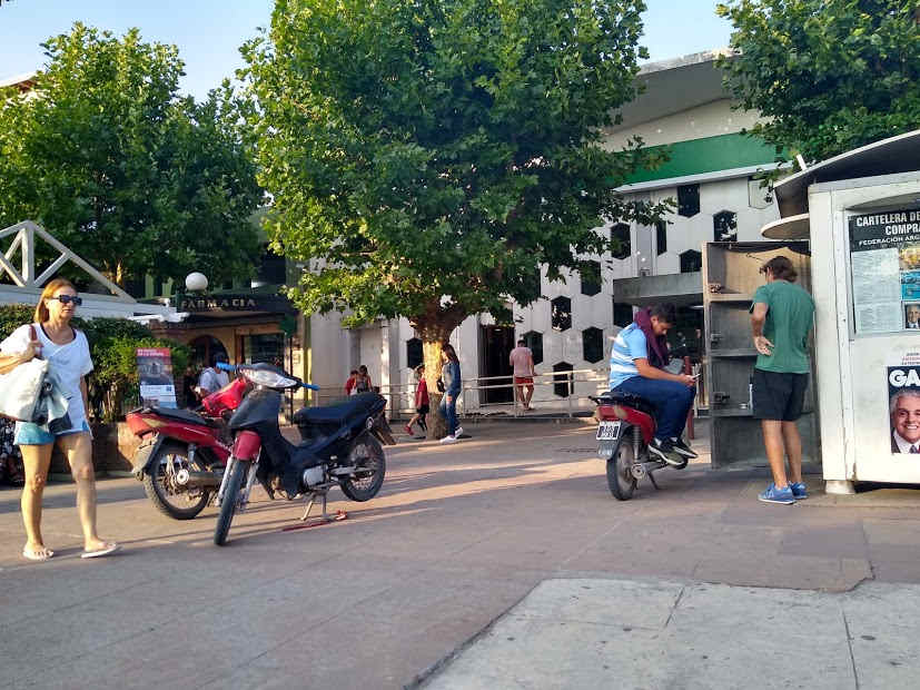 Vista de la entrada al Banco Provincia, calle 21 y 24, enfrente de las plazas centrales de Miramar y donde nace la diagonal.