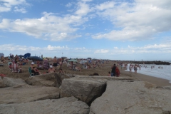 Gente disfruta en la playa junto al mar