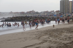 Mucha gente disfrutando del mar en verano a solo media cuadra del departamento