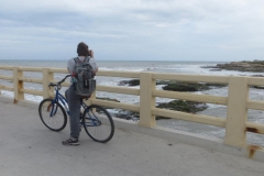 Mujer en muelle de pescadores de MIramar