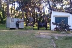 Armas y carretas antiguas en el museo municipal "Punta Hermengo" de Miramar