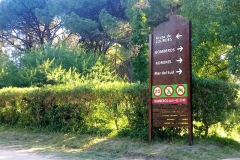 Cartel que indica el camino a la gruta de Lourdes