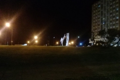 Monumento y luces nocturnas entrada Miramar